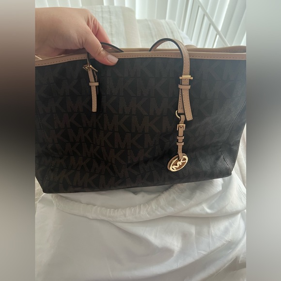 Lightly used beautiful Michael Kors monogram tote bag - Picture 3 of 3